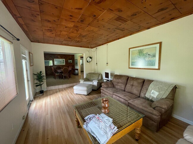 Building Photo - Updated 3BR/2BA Home in Dunnellon – Furnished Option & Extra Storage