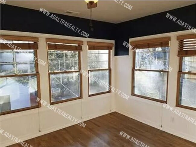 Building Photo - Amazing Brookside Home-Available in SEPTEM...