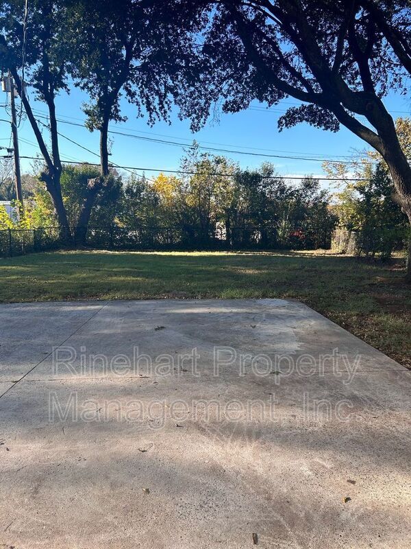 Building Photo - 1329 Eisenhower Rd