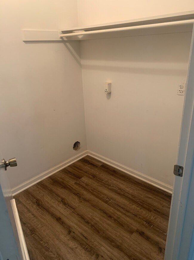 Building Photo - 1205 Pershing Rd