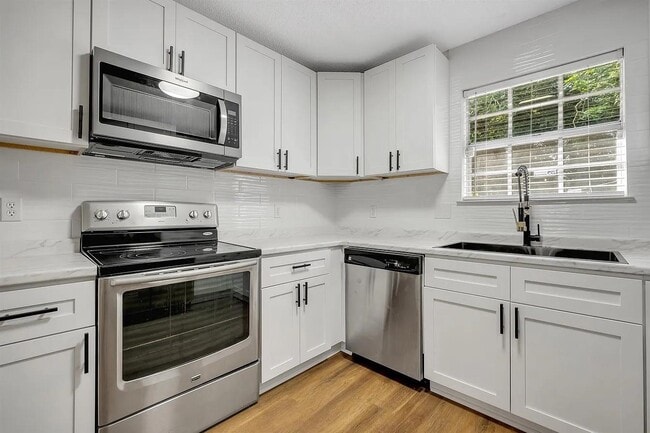 Building Photo - 1825 Sherwood Dr