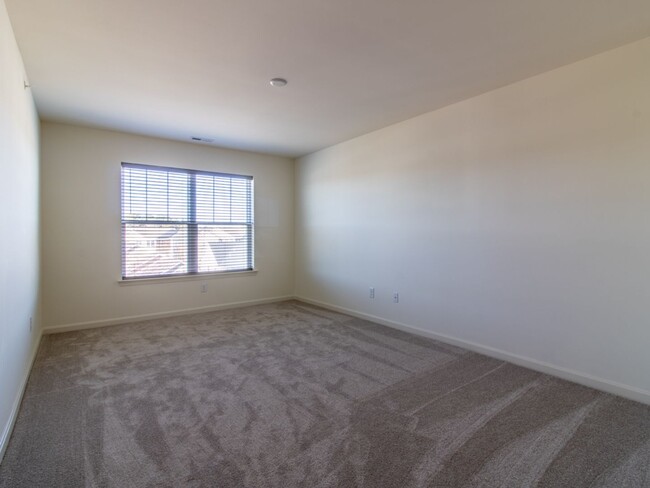 Building Photo - 2 BED 2 BATH CONDO - UNFURNISHED - LONG-TE...