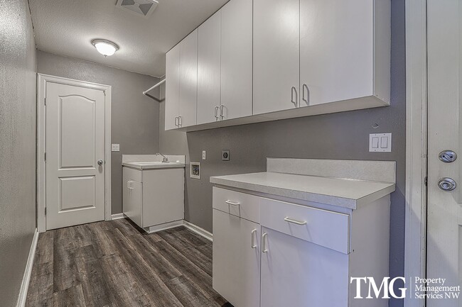 Building Photo - Stunning Home in Sought-After Ashley Heights!