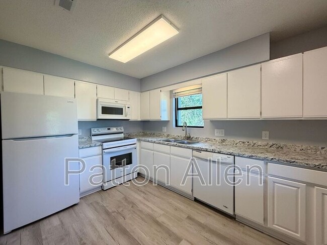 Building Photo - 2406 Abbey Cir