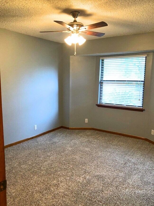 Building Photo - 3/2 home with a fenced in yard!