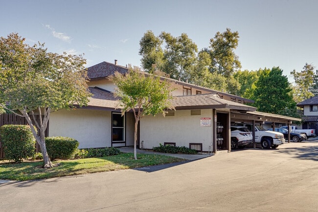 Building Photo - 5474 Roundtree Pl