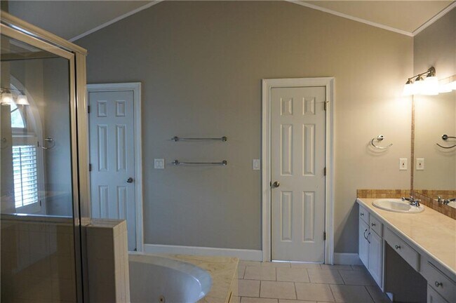 Building Photo - 165 Kiveton Park Dr