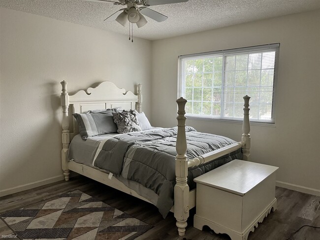 Building Photo - 5 br, 2.5 bath House - 136 Clayton Circle