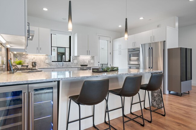 Building Photo - LUX 3BD, 5BA Townhome Near Cherry Creek, C...