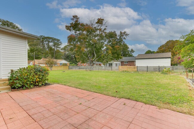 Building Photo - 1701 Meredith Rd