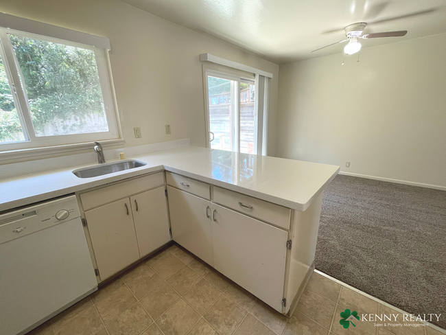 Building Photo - Three Bedroom, Two Bathroom with Large Bac...