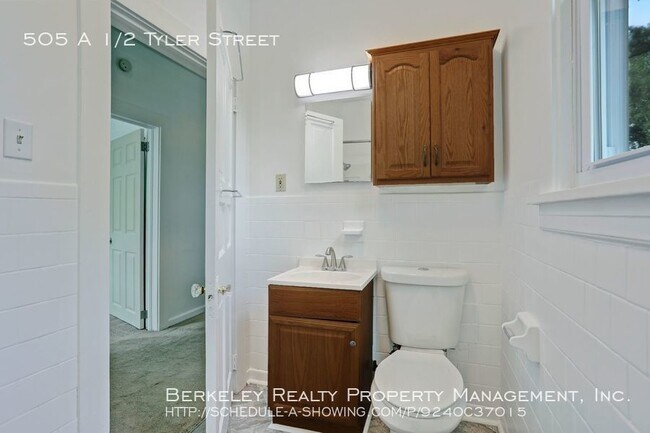 Building Photo - 505 1/2 Tyler Street - A