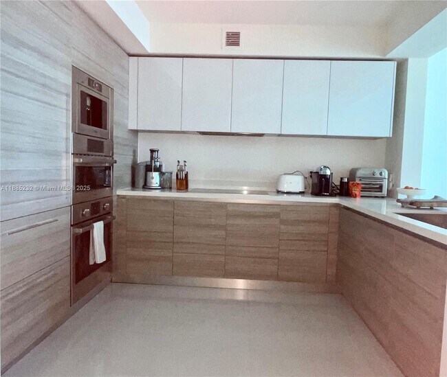 Building Photo - 300 Sunny Isles Blvd