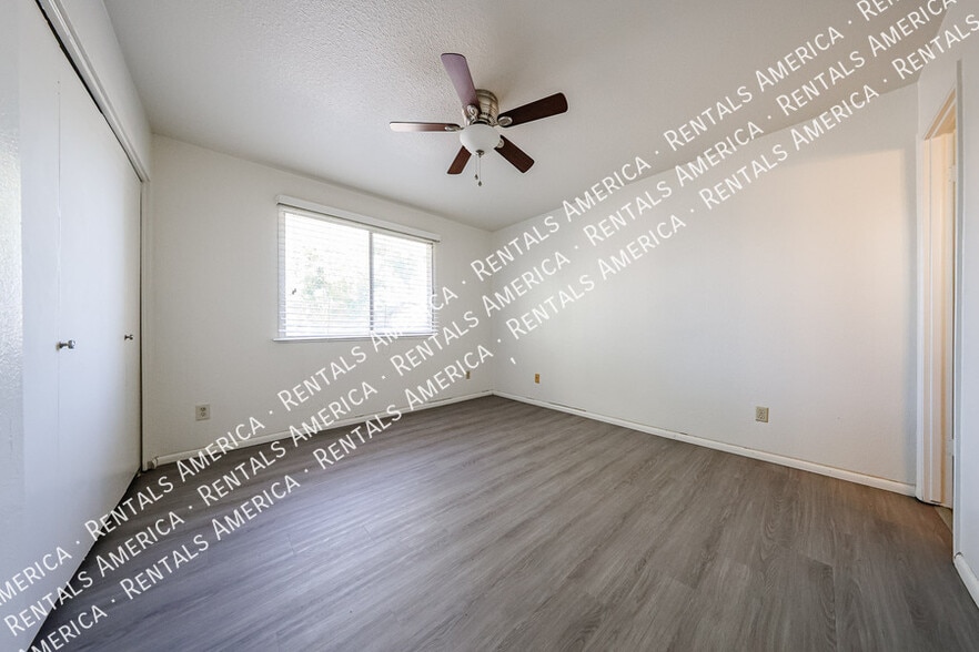 Building Photo - 2156 E Yale Dr