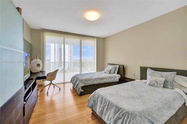 Building Photo - 20281 E Country Club Dr