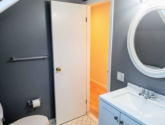 FULL BATHROOM - 27 Avondale Rd