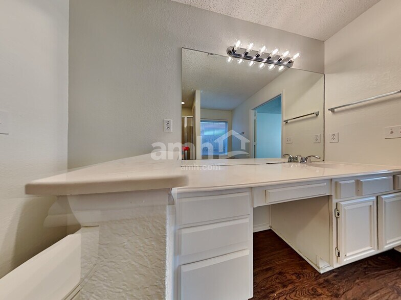 Building Photo - 214 High Pointe Ln