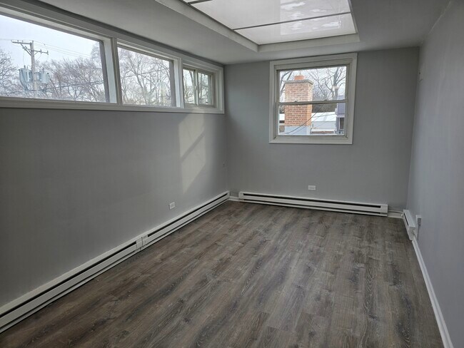 Building Photo - 477 1/2 Spring Rd