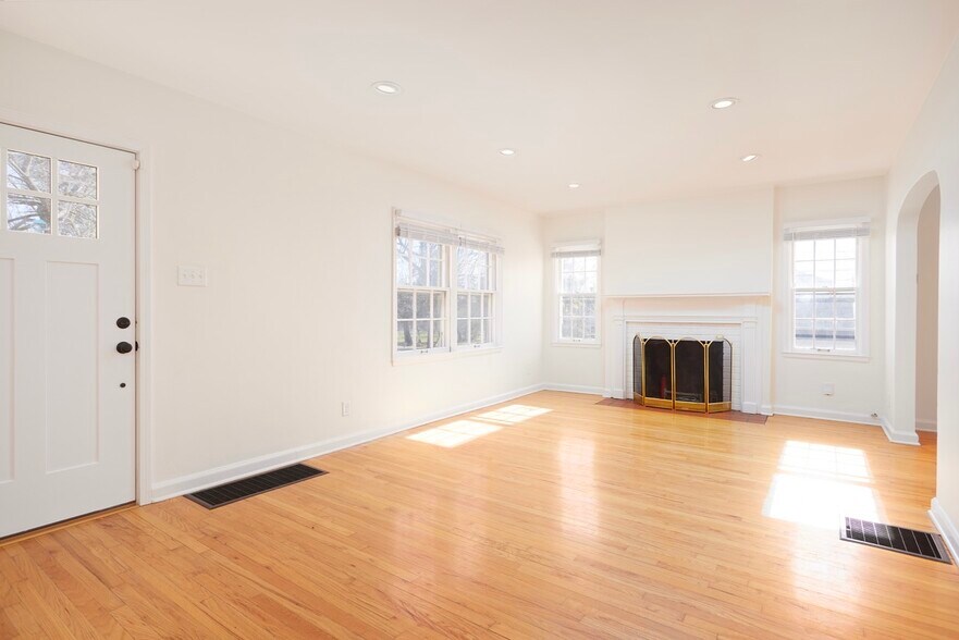 Building Photo - 208 S Clark St