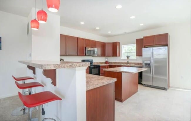 Building Photo - Spacious End-Unit Townhome for Rent in Mer...