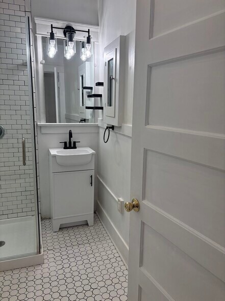 Bathroom - 6531 West Blvd., Apt 6