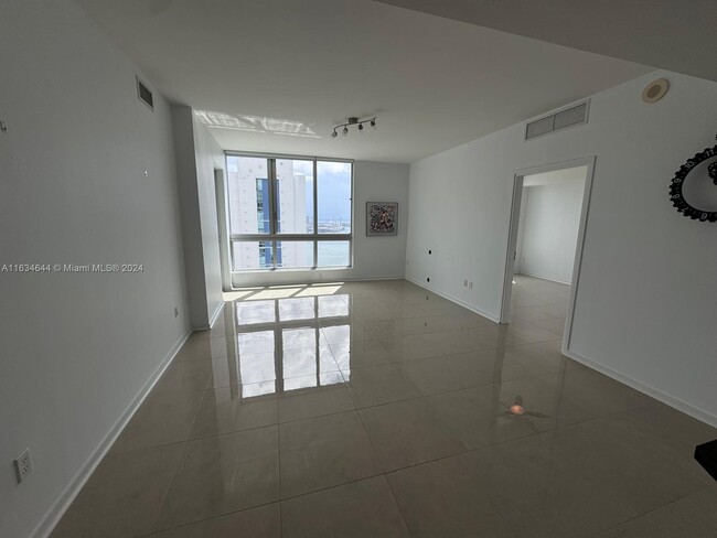 Building Photo - 300 S Biscayne Blvd