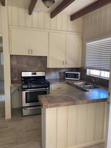 Primary Photo - 732 E Waverly St