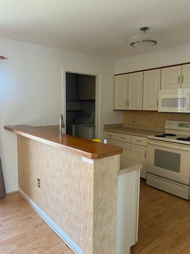 Building Photo - Great ‘Seven Oaks’ Condo