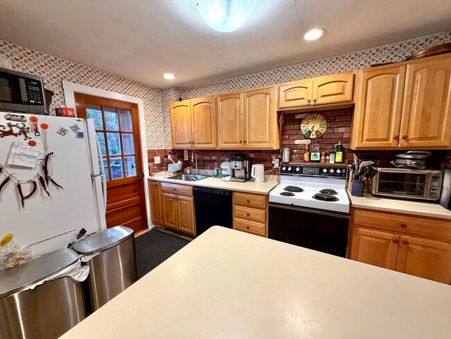 Building Photo - 157 Riverview Ave