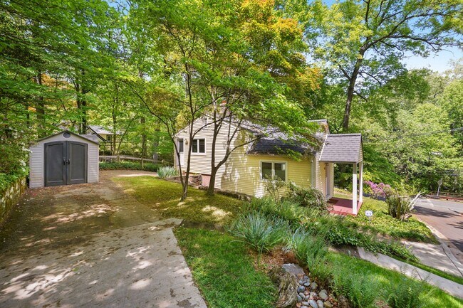 Building Photo - 3 Bed 1.5 Bath - Takoma Park Cottage - Mov...
