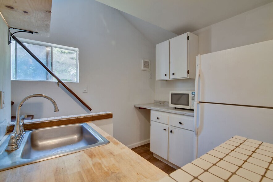 Building Photo - 641 N Martel Ave