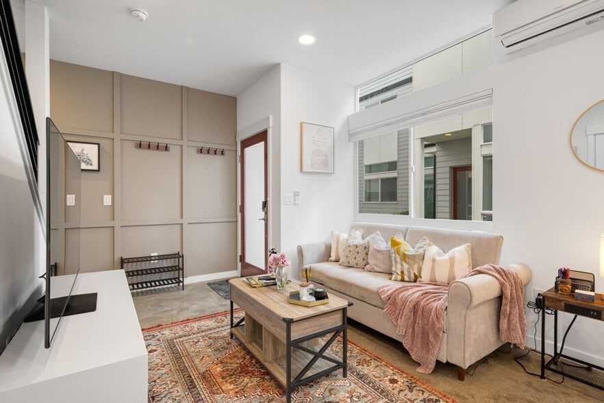 Building Photo - 620D 10th Ave E