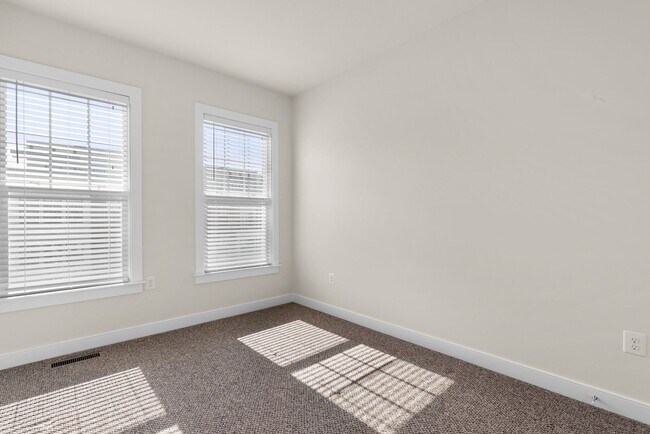 Building Photo - 3 Bed 4.5 Bath - Downtown Crown Townhouse ...