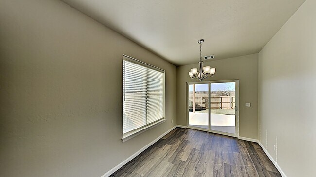 Building Photo - Very Nice 3 Bedroom 2 Bath Home in Yukon S...