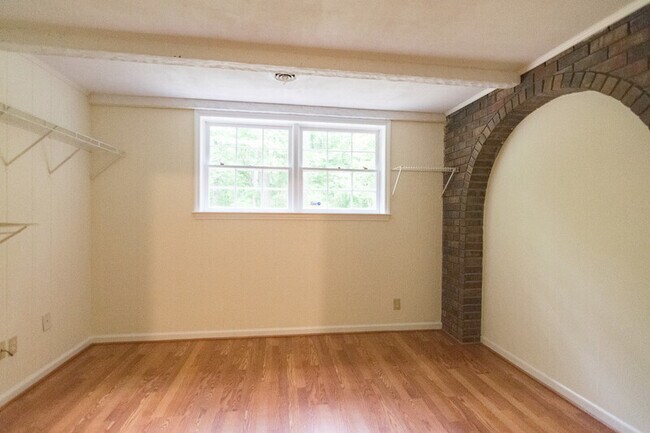 Building Photo - 140 Saxon Woods Dr