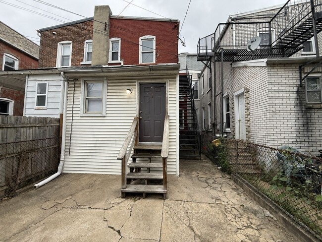Building Photo - 518 Tilghman St