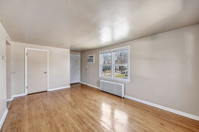 Building Photo - Charming 1-Bedroom Lower Apartment — West Side Green Bay