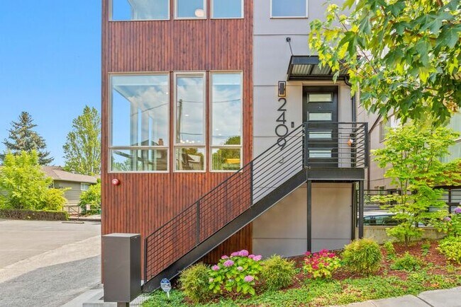 Building Photo - Stunning Ultra-Modern Capitol Hill View Home with Air Conditioning