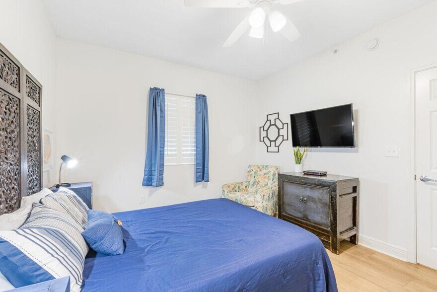 Building Photo - 365 E Beach Blvd