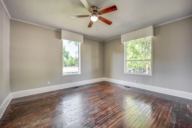 Building Photo - Freshly Updated 3 Bedroom House