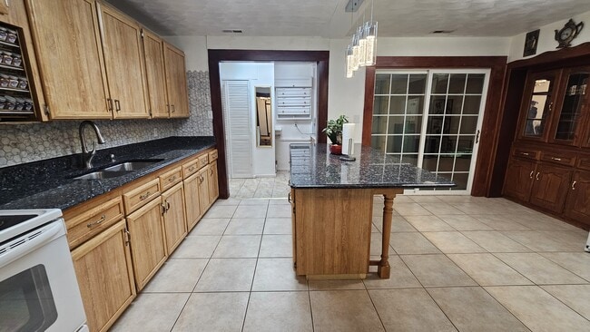 Building Photo - 2216 Dean Dr