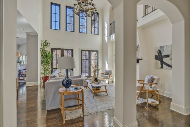 Building Photo - 1127 Glendale Ln