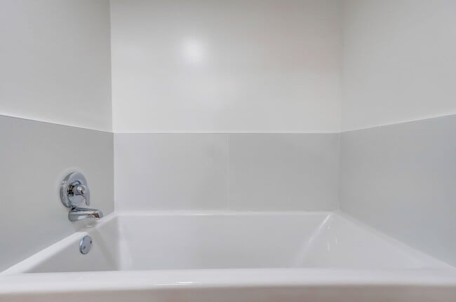 Building Photo - 435 N Oakhurst Dr