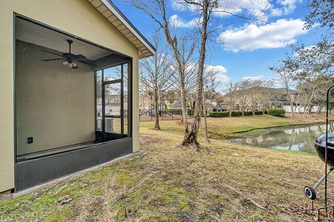 Building Photo - ***TWO WEEKS FREE*** Stylish 3BR Townhome with Garage & Walk-In Closet