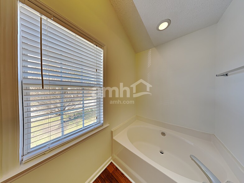 Building Photo - 241 Pinecroft Dr