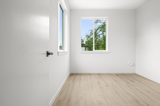 Building Photo - 540 N Blandena St