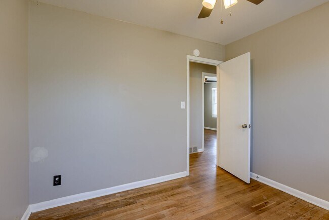 Building Photo - 4 Bedroom Westside Ranch!!