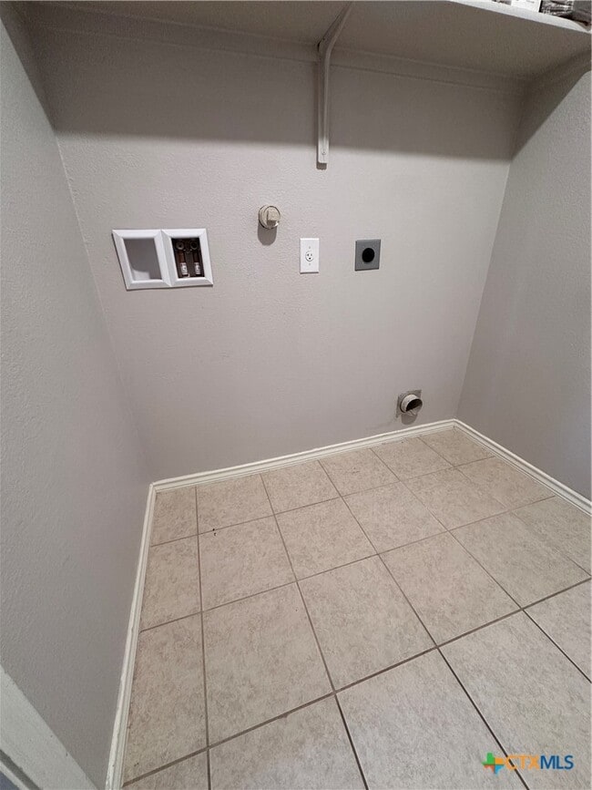 Building Photo - 6902 Golden Oak Ln