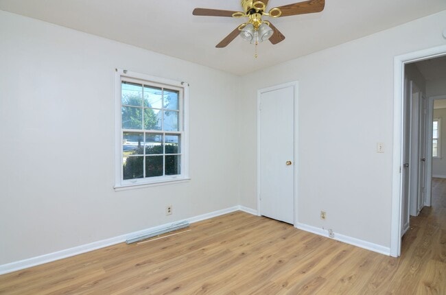 Building Photo - Quaint Charlotte Park Home