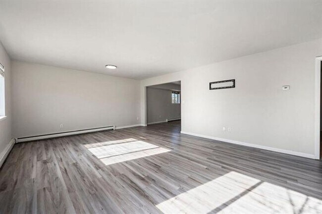 Building Photo - 3 Bed 2.5 Bath Home Available!